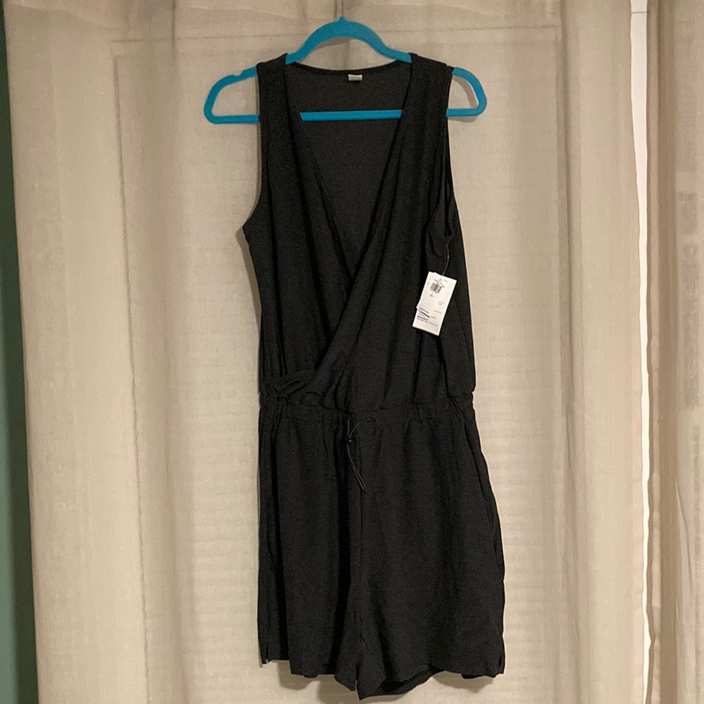 Old navy romper. Bungee waist. Pockets, black. Wrap top. Size L Tall.